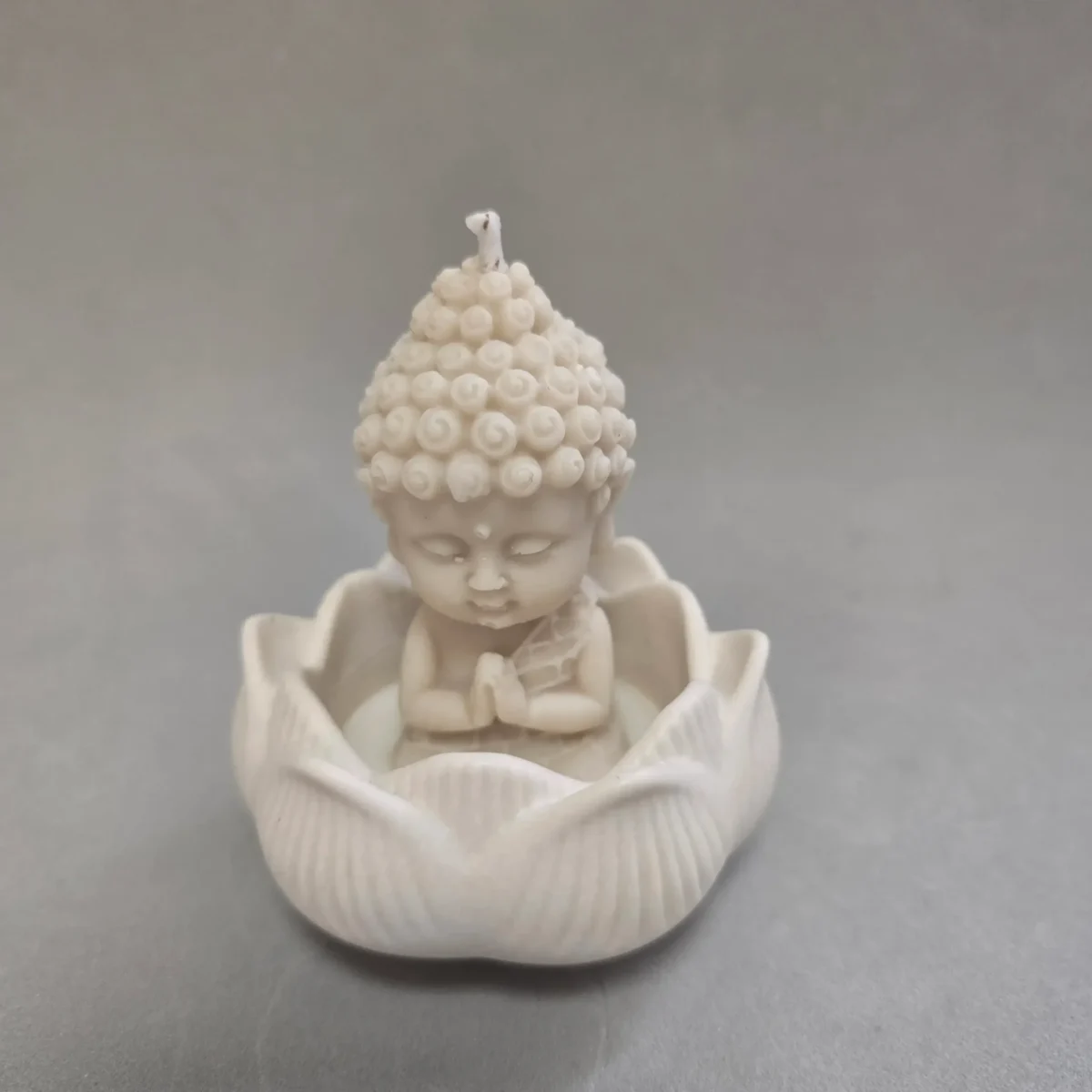 Vela decorativa de soja con mecha  de algodón bañada en cera de soja. Colorante natural orgánico. Forma de buda.