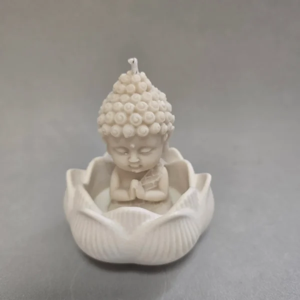 Vela decorativa de soja con mecha  de algodón bañada en cera de soja. Colorante natural orgánico. Forma de buda.