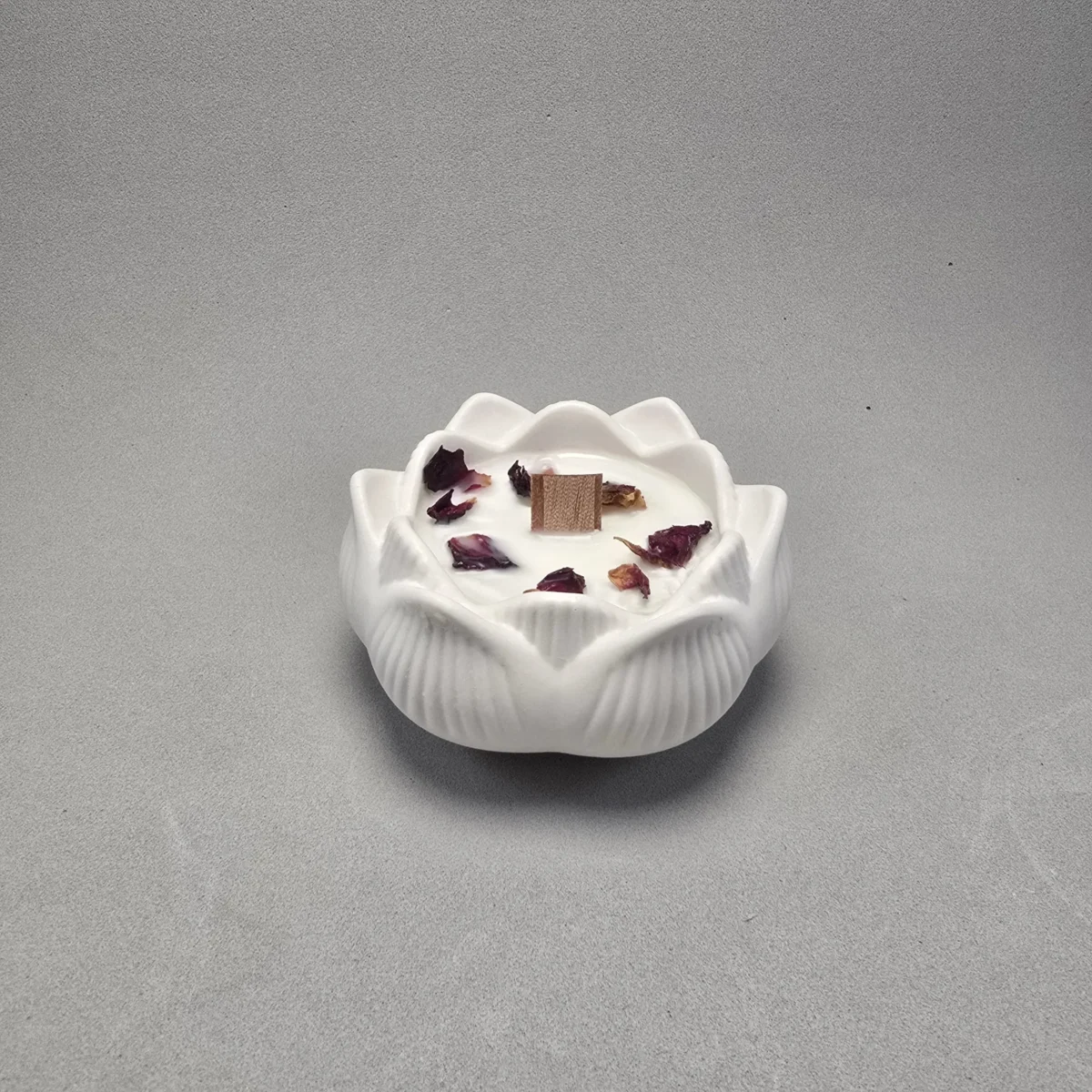 Vela decorativa Recipiente Flor de Loto fabricado en Jesmonite con cera de soja natural y mecha de madera. Decorada con pétalos de rosa y  aroma  lavanda. Para pedidos grandes se pueden reservar con un mínimo de 45 días de antelación para la preparación del pedido.