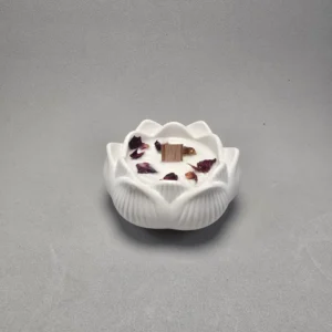 Vela decorativa Recipiente Flor de Loto fabricado en Jesmonite con cera de soja natural y mecha de madera. Decorada con pétalos de rosa y  aroma  lavanda. Para pedidos grandes se pueden reservar con un mínimo de 45 días de antelación para la preparación del pedido.