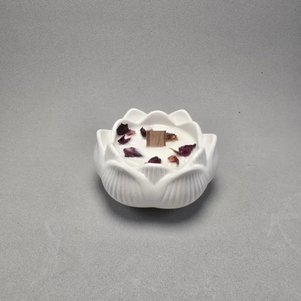 Vela decorativa Recipiente Flor de Loto fabricado en Jesmonite con cera de soja natural y mecha de madera. Decorada con pétalos de rosa y  aroma  lavanda. Para pedidos grandes se pueden reservar con un mínimo de 45 días de antelación para la preparación del pedido.
