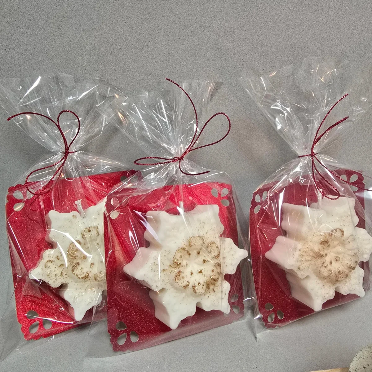 Vela Estrella de Navidad de cera de soja natural y mecha  de  algodón bañada en soja. A partir de 10 unidades se incluye empaquetado tal y como se ve en la foto.