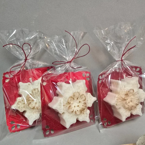 Vela Estrella de Navidad de cera de soja natural y mecha  de  algodón bañada en soja. A partir de 10 unidades se incluye empaquetado tal y como se ve en la foto.