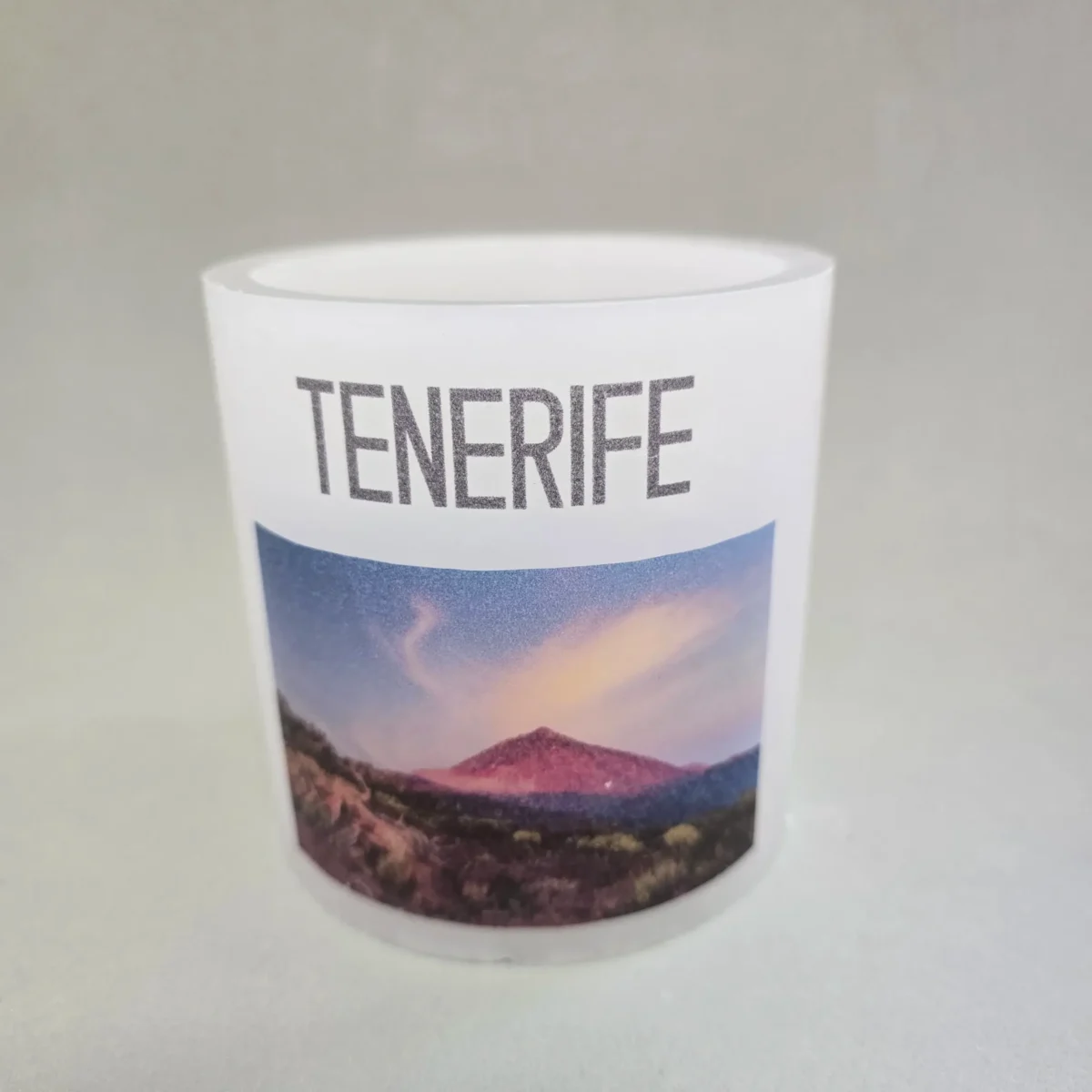 Disfruta del ambiente creado por este Fanal o Farolillo personalizado con tu foto favorita. Se Incluye una vela de te de LED. La foto con la que se personaliza la pieza tiene que estar en formato PNG o JPG  y con una densidad mínima de 96 ppp, la cuál se enviará por correo a saray@saycrea.com Tener en cuenta que está hecha de cera de parafina, y aunque es resistente no se puede colocar al sol. IMPORTANTE: Si se pone una vela de te REAL en su interior, colocarla siempre centrada para evitar que el calor estropee la pieza. Para realizar el pedido o para cualquier consulta, no dudes en contactar aquí.