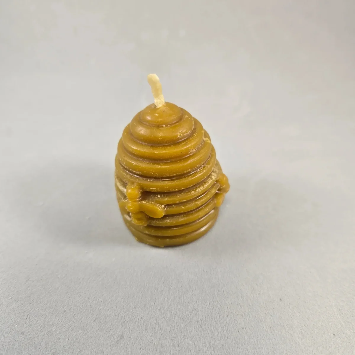 Disfruta de un aroma natural y de la llama intensa, constate, relajante e hipnotizadora que genera esta vela  mini colmena de cera de abeja 