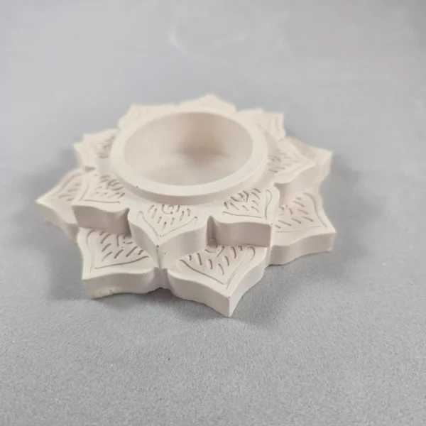 Portavela flor de loto fabricado en Jesmonite ideal para velas de 3 cm de diámetro.