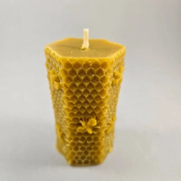 Vela Hexagonal, disfruta de un aroma natural y de la llama intensa, constate, relajante e hipnotizadora que genera una vela de cera de abeja .