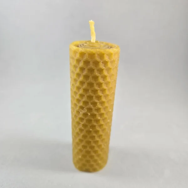 Disfruta de un aroma natural y de la llama intensa, constate, relajante e hipnotizadora que genera esta vela enrollada de cera de abeja . Portavela no incluido, disponible en la tienda online.