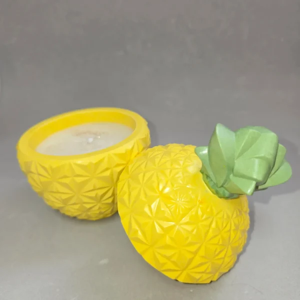 Vela aromática de Soja con aroma a Piña Colada. Recipiente fabricado en Jesmonite de color amarillo y verde decorado con Glitter biodegradable, 100% libre de plásticos, sin dañar el medio ambiente. NO CONTAMINA.