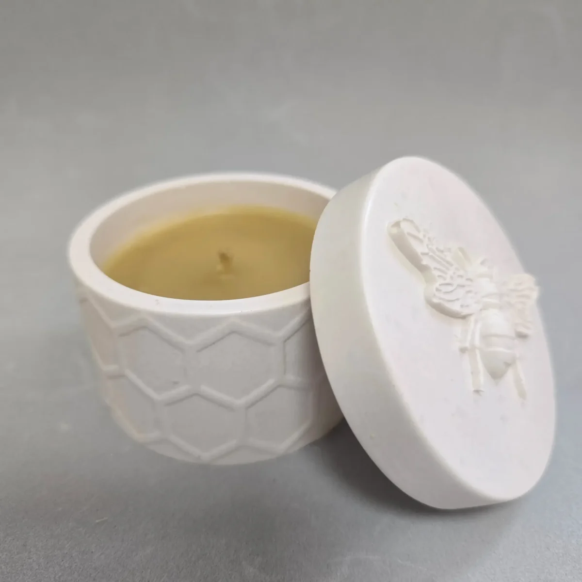 Vela Tarro Colmena aromática fabricada con Jesmonite y cera de abeja.