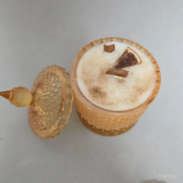 Vela en tarro de cristal con cera de soja natural y mecha de madera. Disfruta de un momento lleno de relajación escuchando el crepitar de la mecha y disfruta del aroma que crea un ambiente de optimismo y actitud positiva.