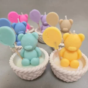 Vela de soja natural osito con globo con base de Jesmonite ideal para eventos. Las reservas se deben de realizar con un mínimo de 45 días de antelación para la preparación del pedido. A partir de 10 unidades se incluye etiqueta personalizada más el empaquetado en Tul o bolsita con lazo a juego. Los aromas y color se pueden elegir antes de hacer el pedido o presupuesto comunicándolo por cualquiera de los métodos de contacto. 