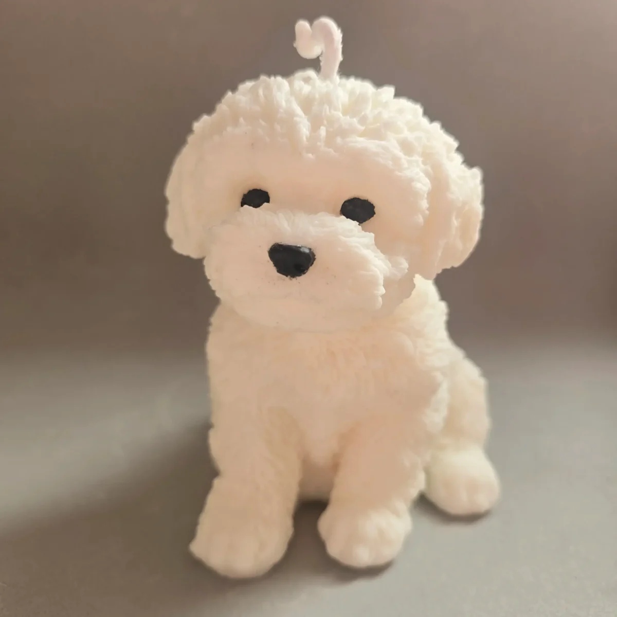 Vela Perro Coco fabricada en vela de girasol con mecha de algodón bañada en cera de girasol.