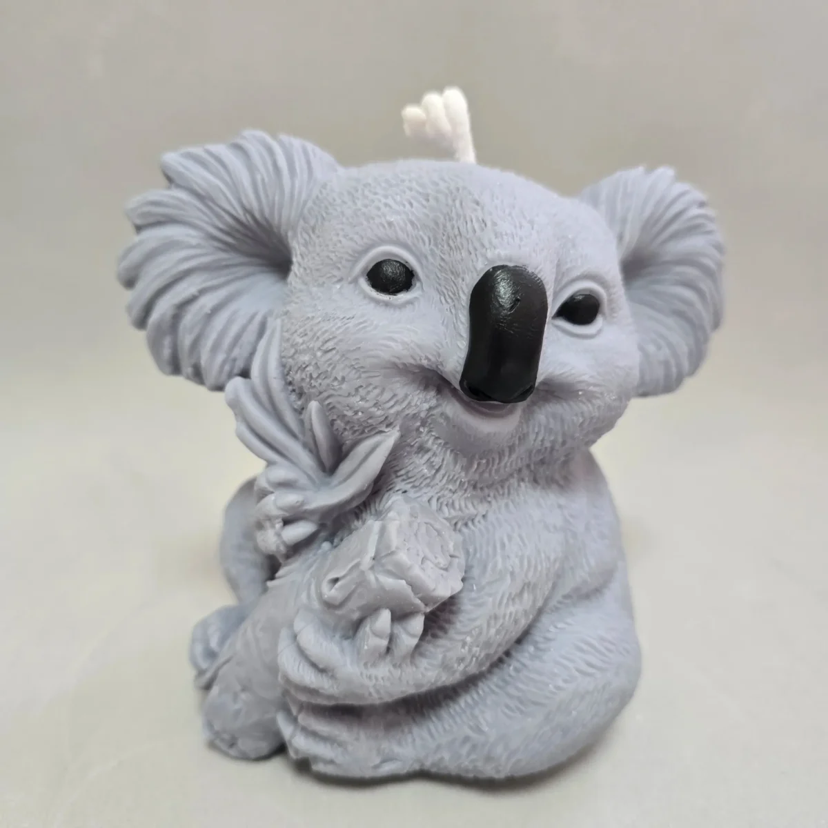 Vela Koala fabricada en vela de girasol con mecha de algodón bañada en cera de girasol.