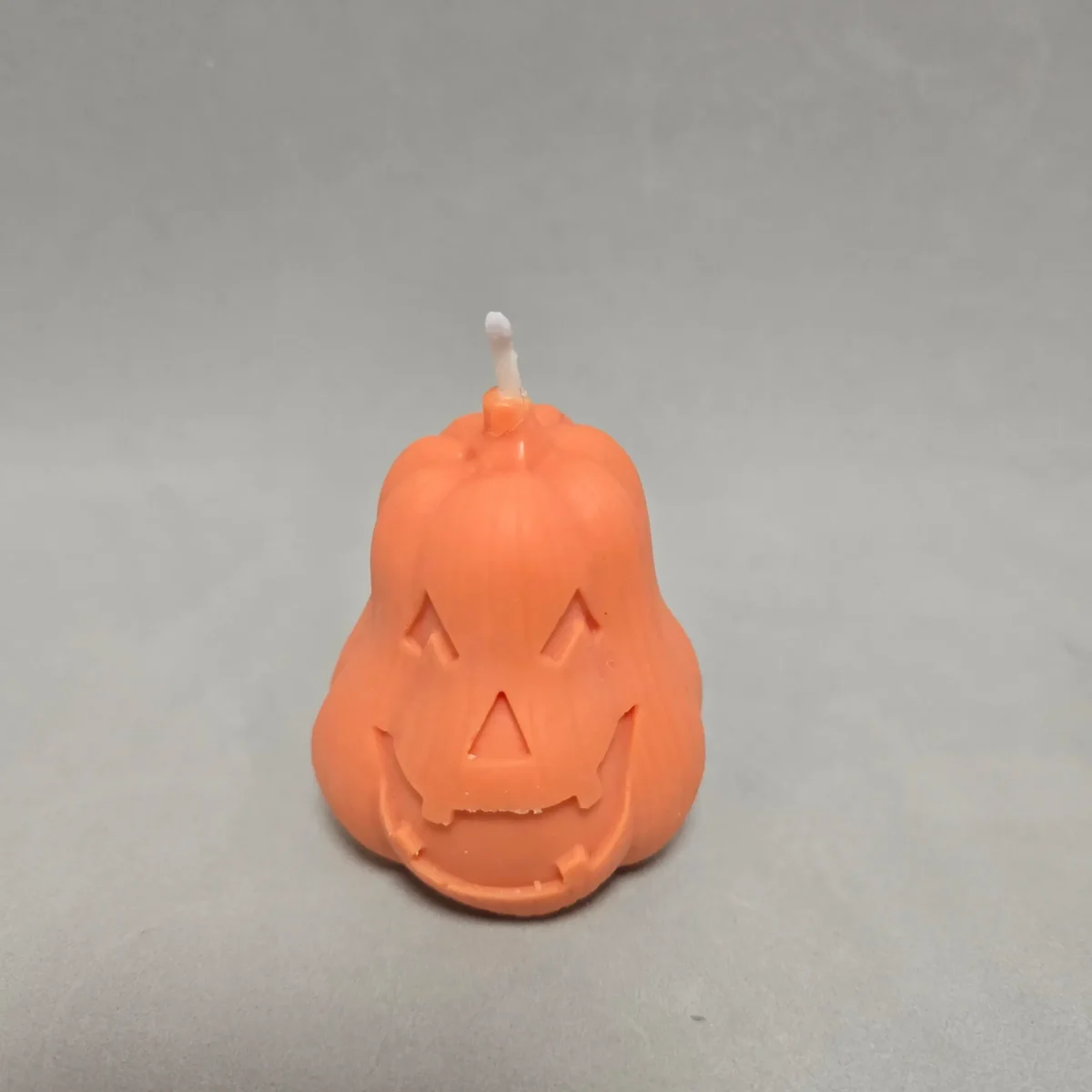 Calabaza Halloween con cara traviesa.Calabaza Halloween con cara traviesa de cera de girasol y colorante orgánico naranja.