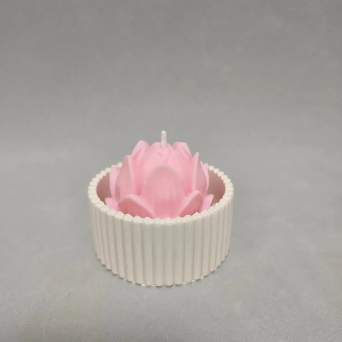 Vela decorativa con forma de flor de loto y aroma a flor de algodón. El recipiente está fabricado en jesmonite y la cera es de soja con mecha de algodón bañada también en soja, el colorante es orgánico. El aroma y color se pueden elegir bajo pedido, comunicándolo por cualquiera de los métodos de contacto, o directamente solicitando presupuesto.