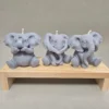 Pack Velas 3 Elefantes, velas (2) Pack Velas 3 elefantes de cera de girasol con colorante orgánico gris (ver, oir y callar) Las tres piezas tienen las mismas dimensiones 9cm x 6 cm x 9 cm. El peso de 400 gramos es el total de las 3 piezas.