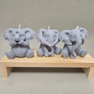 Pack Velas 3 elefantes  de cera de girasol con colorante orgánico gris (ver, oir y callar) Las tres piezas tienen las mismas dimensiones 9cm x 6 cm x 9 cm. El peso de 400 gramos es el total de las 3 piezas.