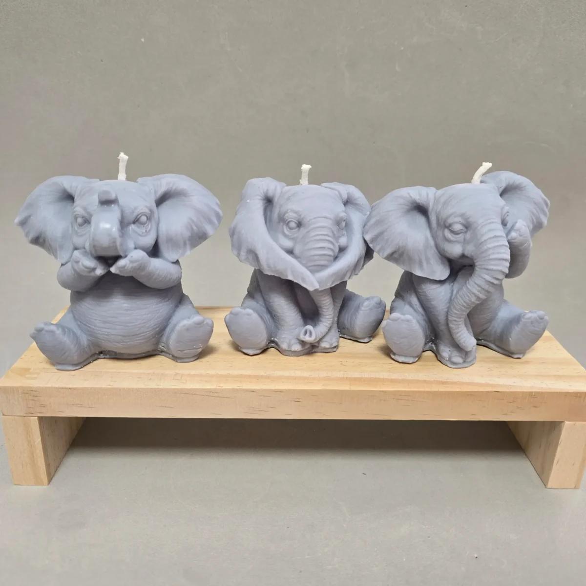 Pack Velas 3 elefantes  de cera de girasol con colorante orgánico gris (ver, oir y callar) Las tres piezas tienen las mismas dimensiones 9cm x 6 cm x 9 cm. El peso de 400 gramos es el total de las 3 piezas.