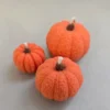 Trio Calabazas, halloween, velas Trio de calabazas con aroma a Calabaza y colorante orgánico. Dimensiones Calabaza grande: longitud 5 cm - ancho 5 cm - alto 4 cm Dimensiones Calabaza mediana: longitud 4 cm - ancho 4 cm - alto 3 cm Dimensiones Calabaza pequeña: longitud 3,5 cm - ancho 3,5 cm - alto 3 cm