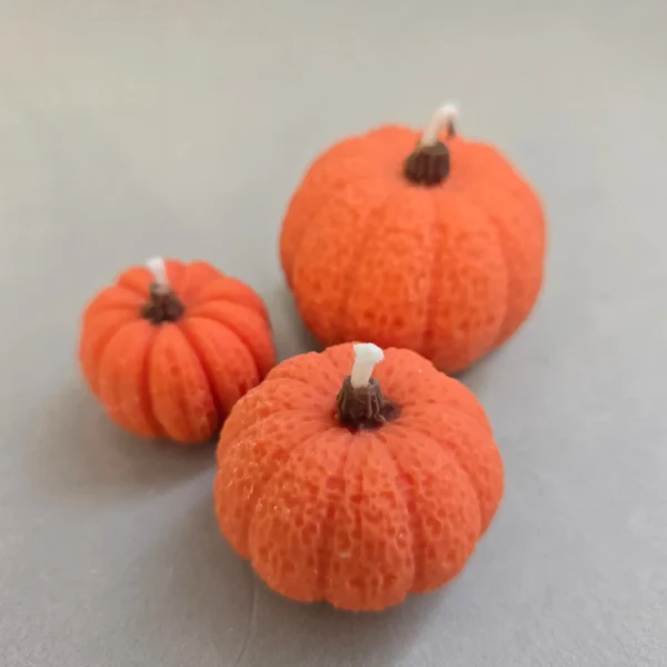 Trio de calabazas con aroma a Calabaza y colorante orgánico. Dimensiones Calabaza grande:  longitud 5 cm - ancho 5 cm - alto 4 cm Dimensiones Calabaza mediana: longitud 4 cm - ancho 4 cm - alto 3 cm Dimensiones Calabaza pequeña: longitud 3,5 cm - ancho 3,5 cm - alto 3 cm