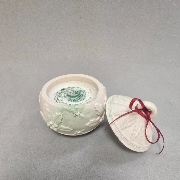 Bola aromática Navidad de cera de soja en un bonito recipiente fabricado en Jesmonite y con un increíble aroma a navidad .