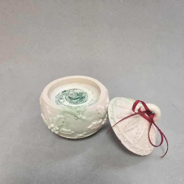 Bola aromática Navidad de cera de soja en un bonito recipiente fabricado en Jesmonite y con un increíble aroma a navidad .