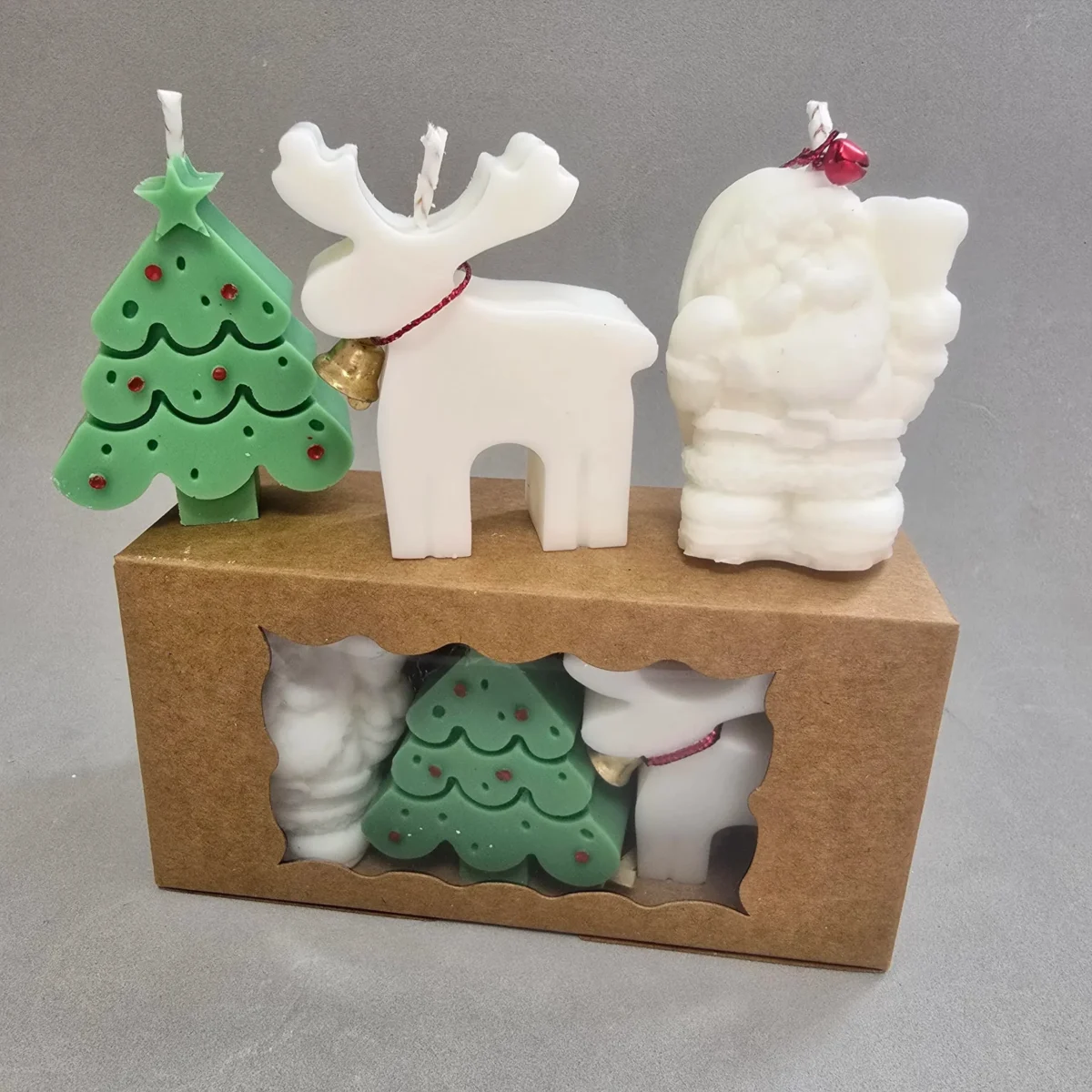 Cajita Trio Velas de Navidad ideal para regalo, con tres velitas fabricadas en cera de Girasol y mecha encerada. Con una mezcla de aromas Navideños: abeto, cedro, sándalo, toque a limón y bergamota. Para quemar las velas no olvides quitar la decoración (hilos, campanilla, cascabel)