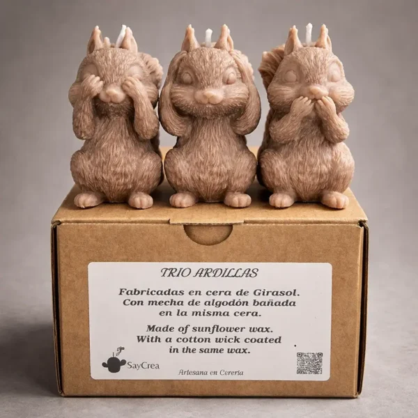 Pack trio Velas 3 Ardillas de cera de girasol con colorante orgánico marrón  (ver, oir y callar) Las tres piezas tienen las mismas dimensiones 4cm x 7 cm x 8 cm. El peso de 266 gramos es el total de las 3 piezas.