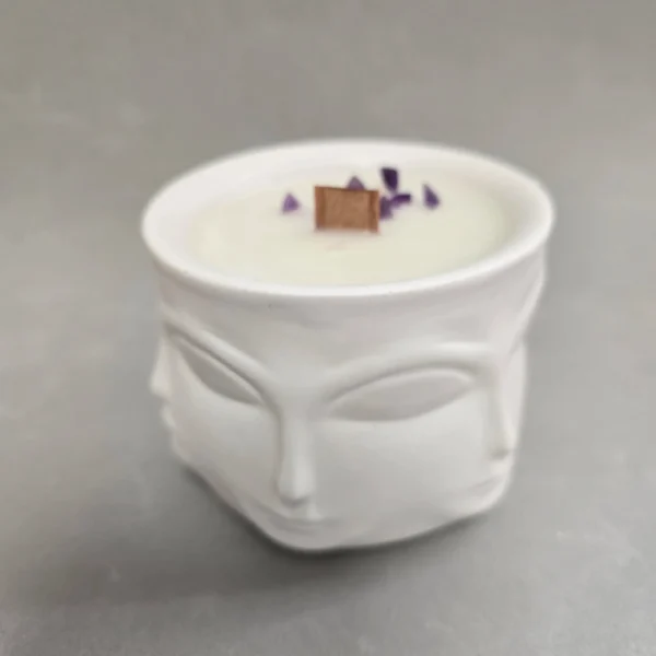 Vela decorativa en forma de Caras fabricado en resina ecológica con cera de soja natural y mecha de madera. Decorada con piedras naturales.