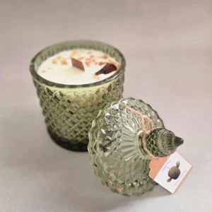 Vela aromática en recipiente decorativo en forma de joyero de gran tamaño para un quemado duradero. Disponible en los aromas Canela y Naranja (recipiente verde)  o Verbena (recipiente violeta).