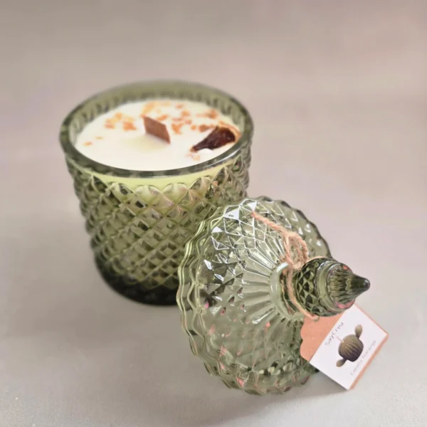 Vela aromática en recipiente decorativo en forma de joyero de gran tamaño para un quemado duradero. Disponible en los aromas Canela y Naranja (recipiente verde)  o Verbena (recipiente violeta).