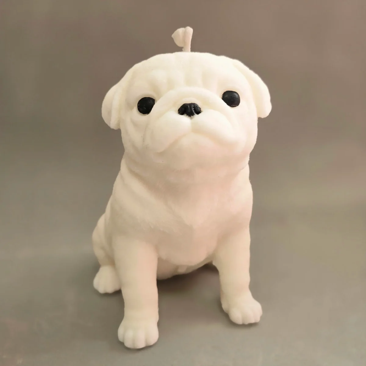 Vela decorativa en forma de perro adorable raza Pug en cera de girasol.