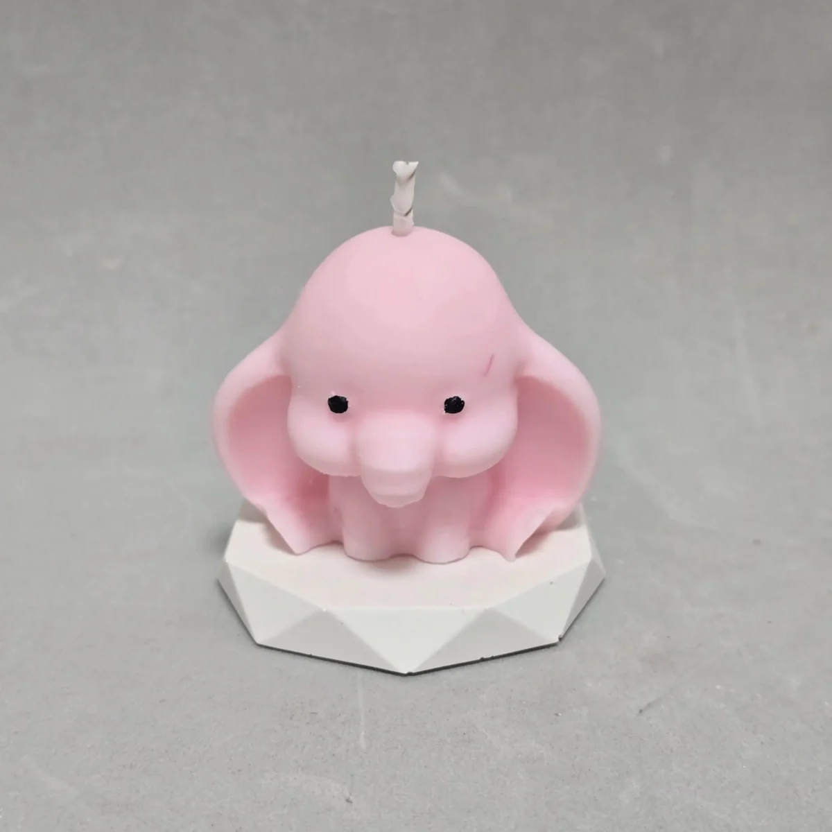 Vela en forma de elefante Dumbo con platito de resina ecológica incluida.