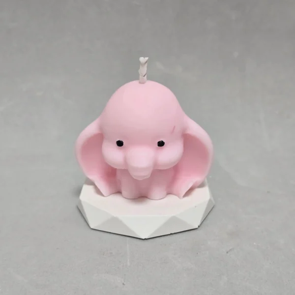 Vela en forma de elefante Dumbo con platito de resina ecológica incluida.