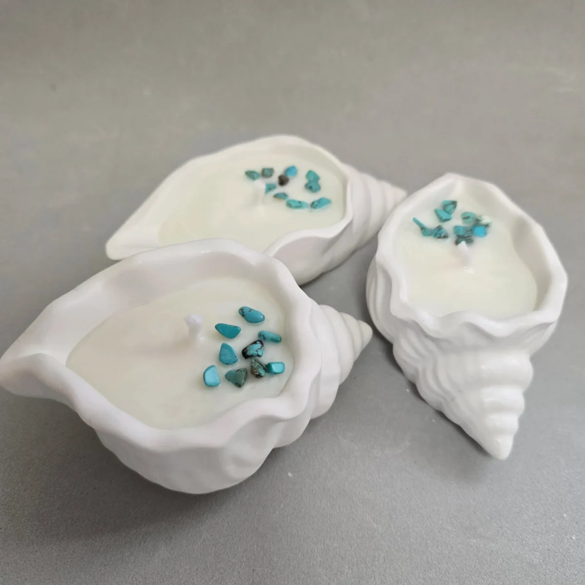 Conjunto de 3 velas decorativas en forma de caracola, de tamaño pequeño, mediano y grande con aroma a Flor de Algodón.