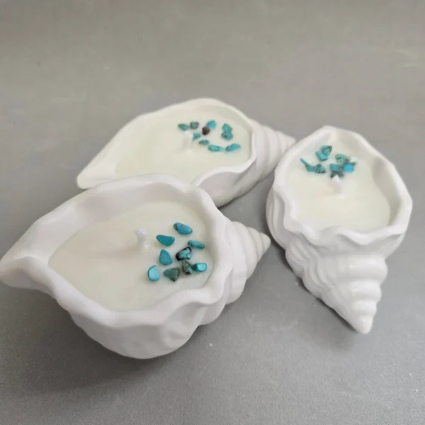Conjunto de 3 velas decorativas en forma de caracola, de tamaño pequeño, mediano y grande con aroma a Flor de Algodón.