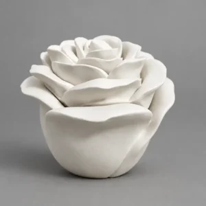 Una pieza decorativa que combina belleza, sostenibilidad y bienestar. Esta exclusiva vela recargable se presenta en un elegante recipiente con forma de rosa en color blanco mate, diseñado para convertirse en un objeto decorativo atemporal incluso después de consumida la cera. Su mecha de madera natural crea una llama cálida y envolvente, acompañada de un suave crepitar que aporta una experiencia sensorial única y acogedora. Gracias al material de gran resistencia y el barnizado aplicado, el sistema recargable permite rellenar la vela fácilmente, prolongando su vida útil y fomentando un consumo más responsable. Al ser de aroma único, este producto ya incluye una recarga en el precio pero puede adquirir más aquí Recargas Aromáticas Recipiente Rosa Eterna, al ser las recargas de cera de soja, el recipiente se limpia simplemente con agua caliente.
